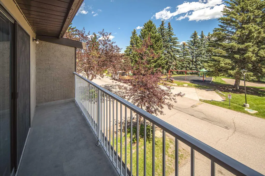 1055 72 Avenue NW Calgary AB T2K 5S4