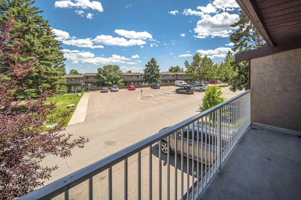 1055 72 Avenue NW Calgary AB T2K 5S4