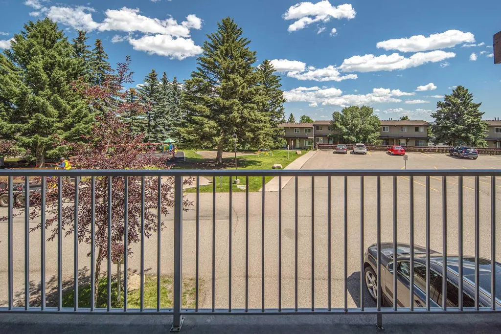 1055 72 Avenue NW Calgary AB T2K 5S4