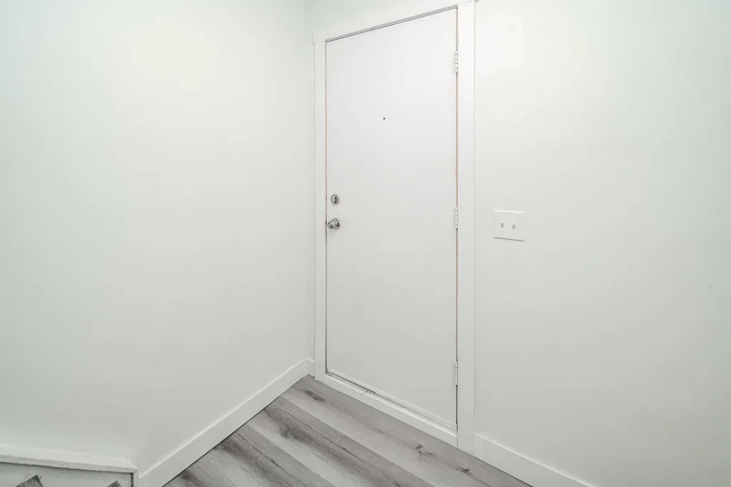 1055 72 Avenue NW Calgary AB T2K 5S4