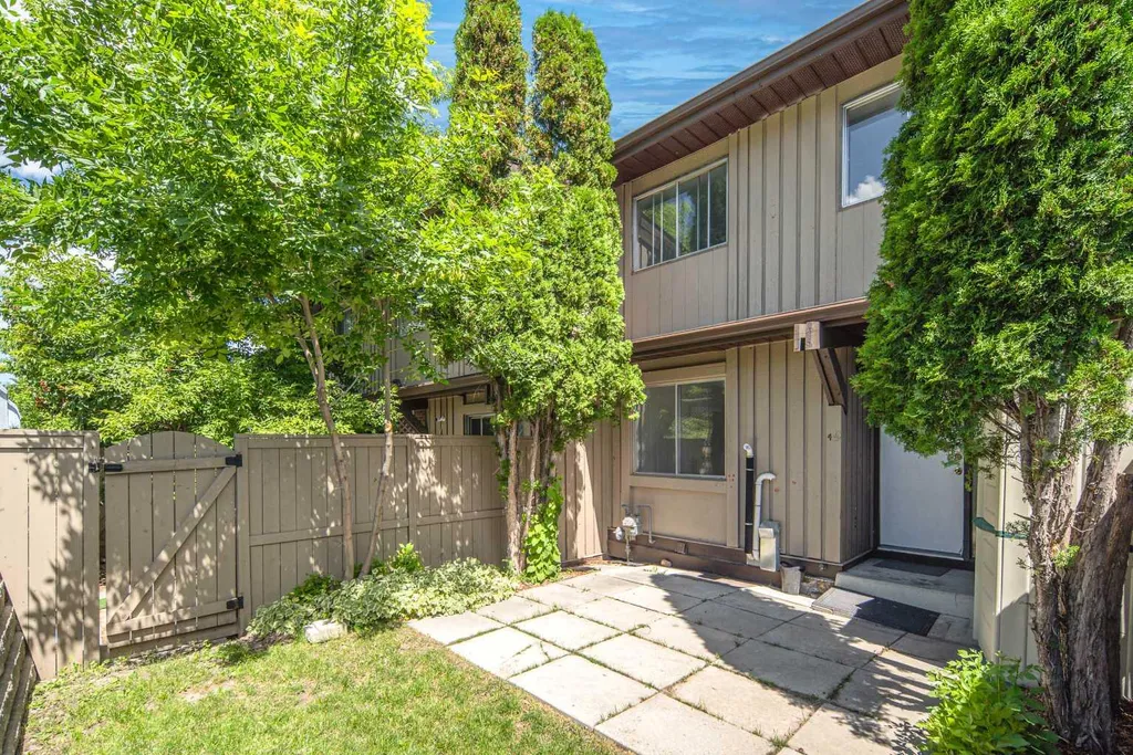 1055 72 Avenue NW Calgary AB T2K 5S4