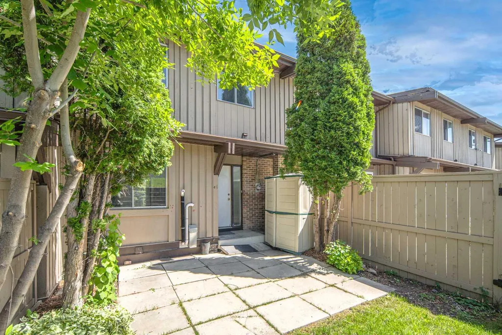 1055 72 Avenue NW Calgary AB T2K 5S4
