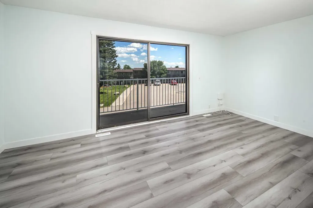 1055 72 Avenue NW Calgary AB T2K 5S4