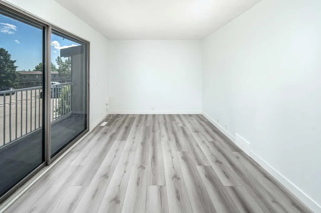 1055 72 Avenue NW Calgary AB T2K 5S4