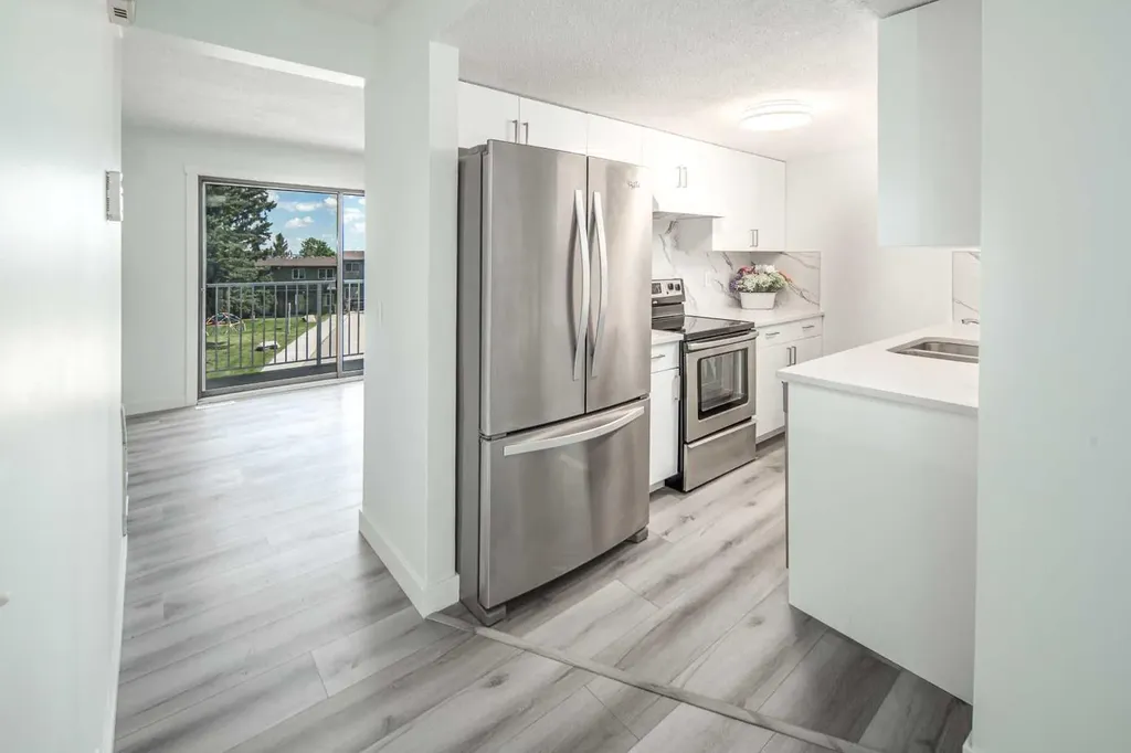 1055 72 Avenue NW Calgary AB T2K 5S4