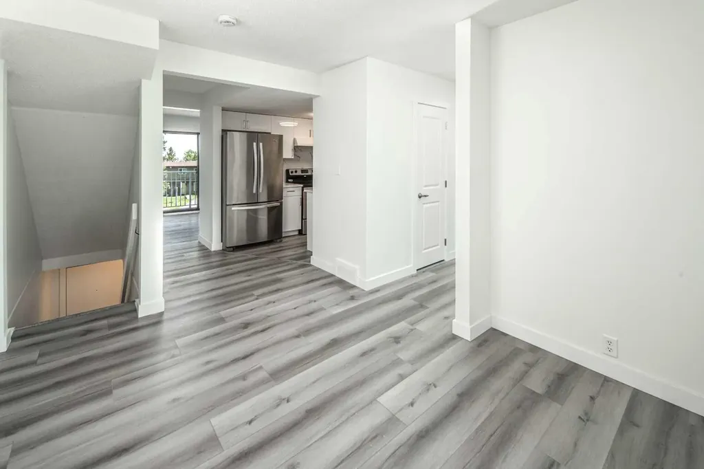 1055 72 Avenue NW Calgary AB T2K 5S4