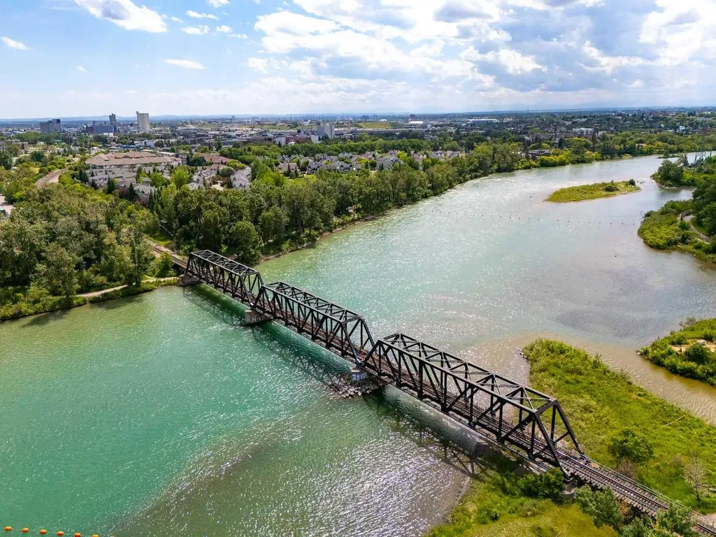63 Inglewood Park SE Calgary AB T2G1B7