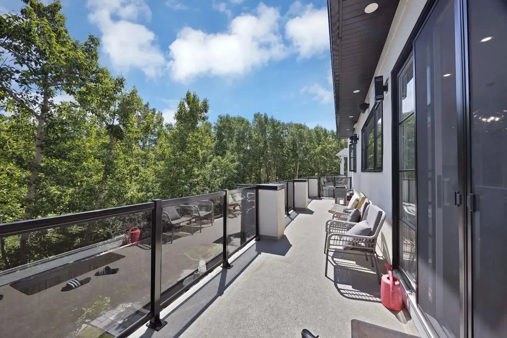 34 Rockford Park NW Calgary AB T3G0G7