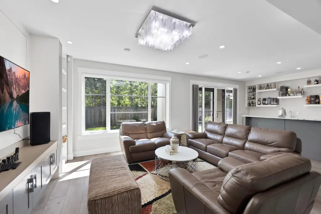 34 Rockford Park NW Calgary AB T3G0G7
