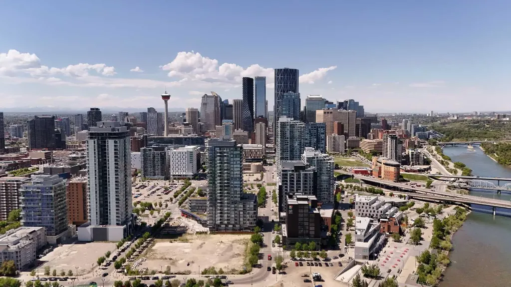 118 Waterfront Court SW Calgary AB T2P 1K8
