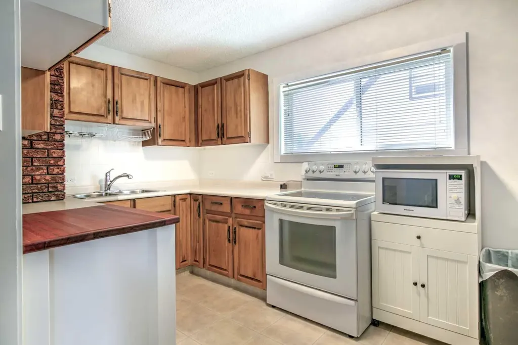 735 17 Street N Lethbridge AB T1H 3E2
