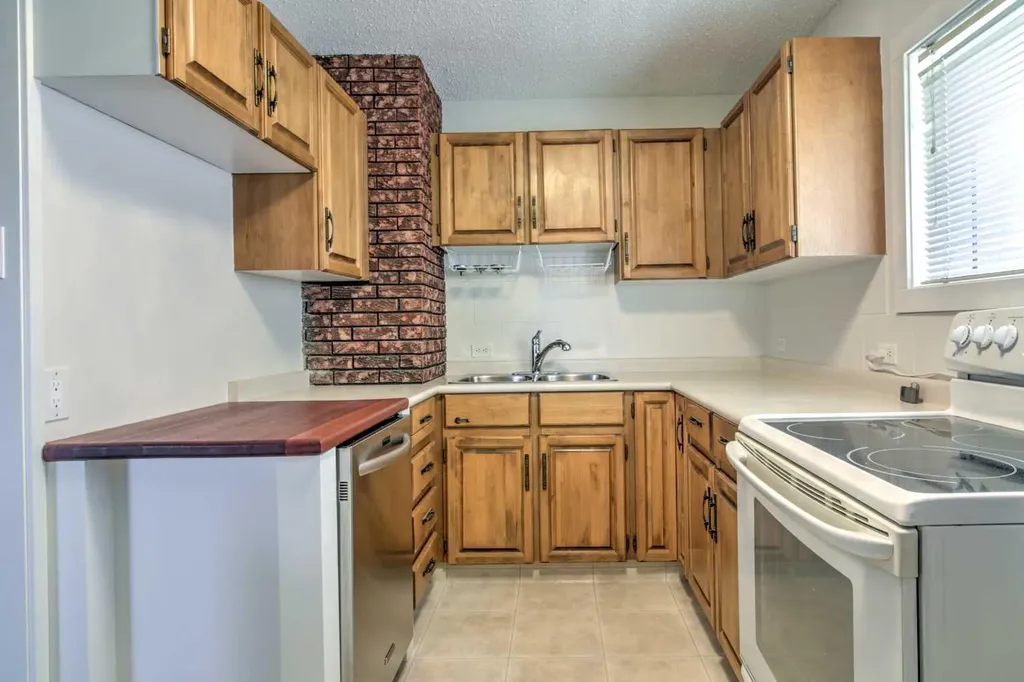 735 17 Street N Lethbridge AB T1H 3E2