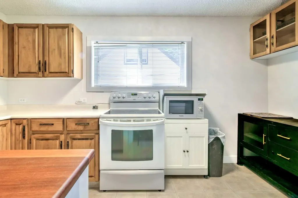 735 17 Street N Lethbridge AB T1H 3E2