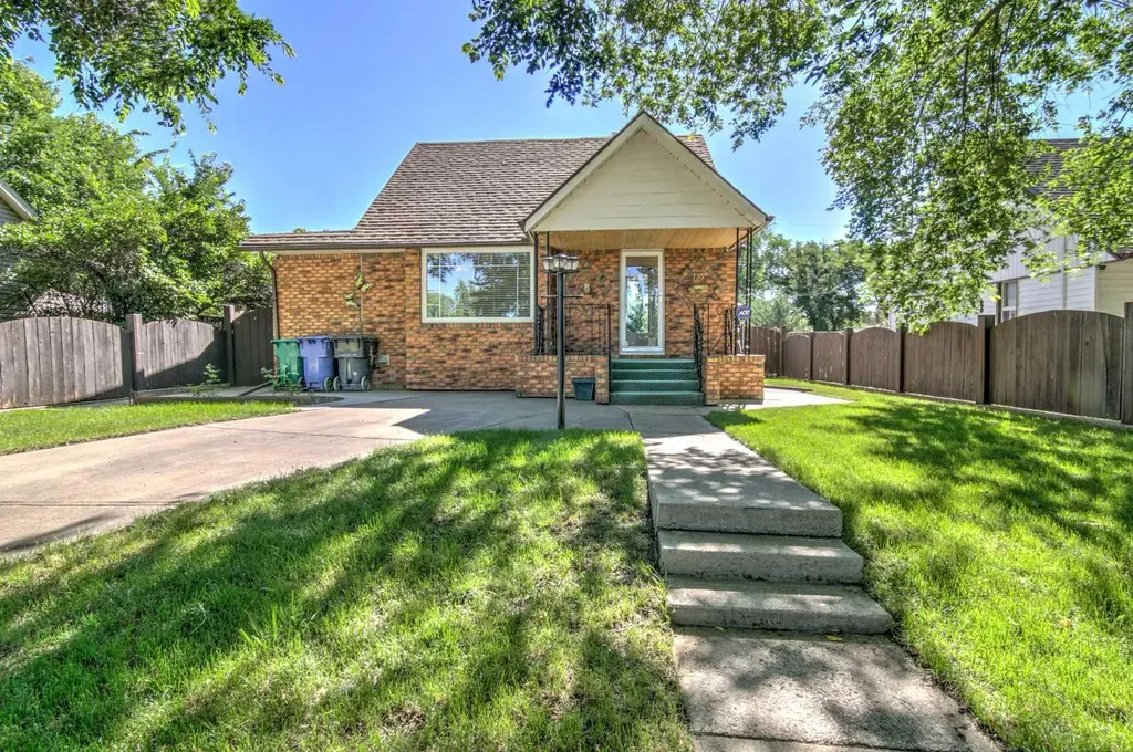 735 17 Street N Lethbridge AB T1H 3E2
