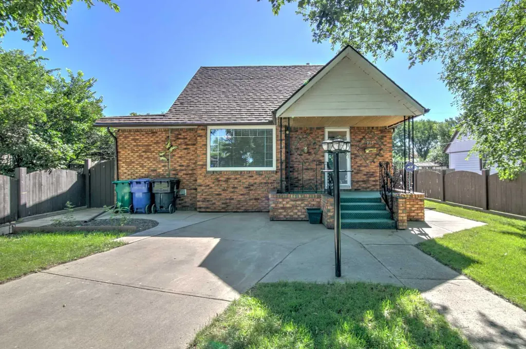 735 17 Street N Lethbridge AB T1H 3E2
