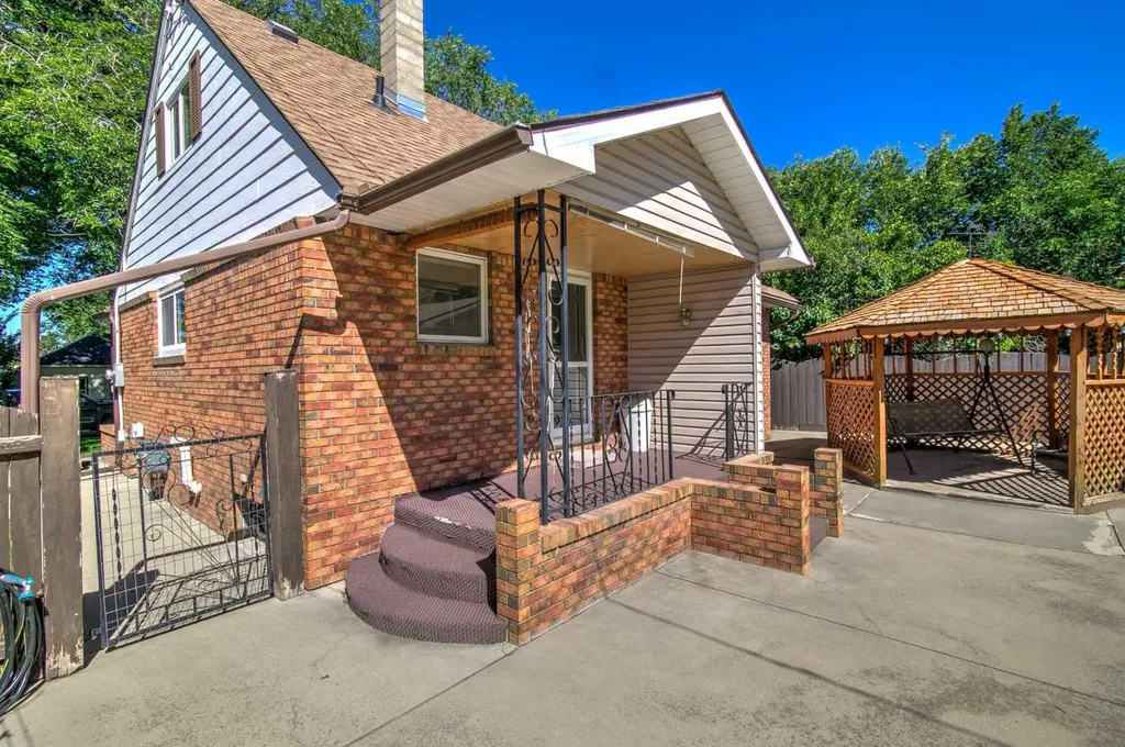 735 17 Street N Lethbridge AB T1H 3E2