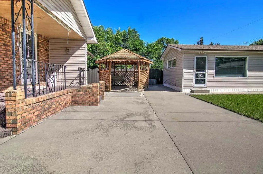 735 17 Street N Lethbridge AB T1H 3E2