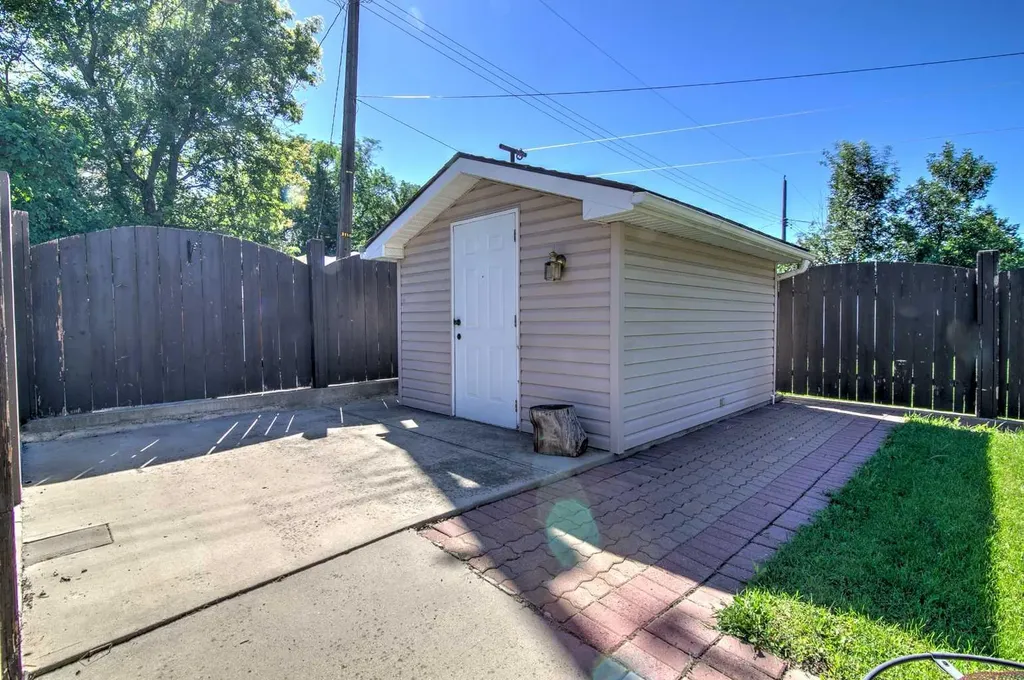 735 17 Street N Lethbridge AB T1H 3E2