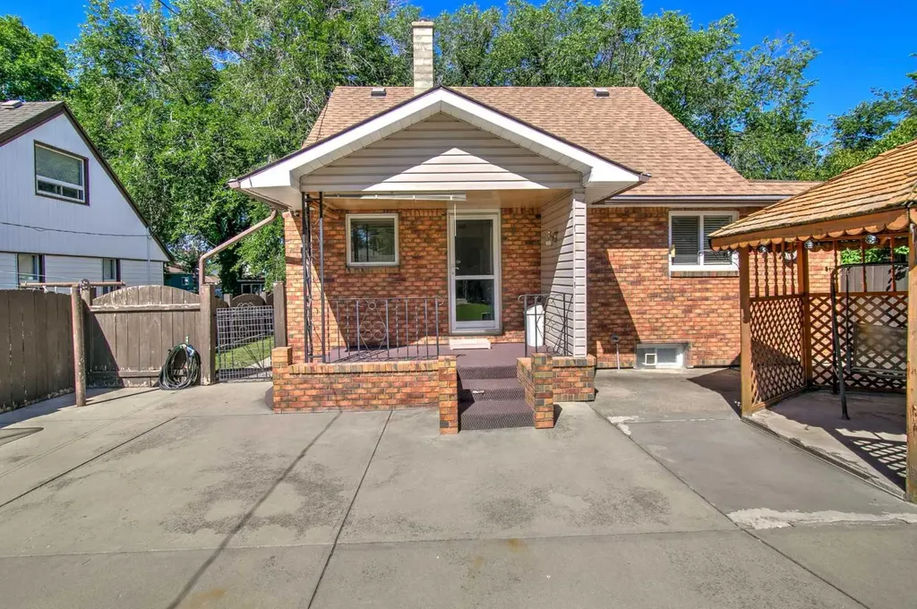735 17 Street N Lethbridge AB T1H 3E2