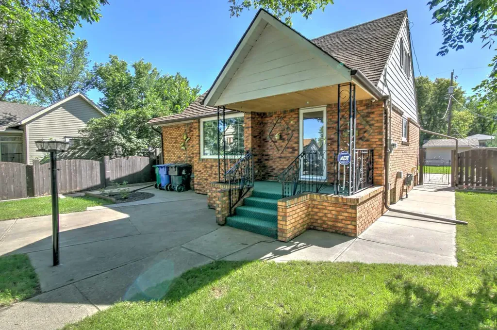 735 17 Street N Lethbridge AB T1H 3E2