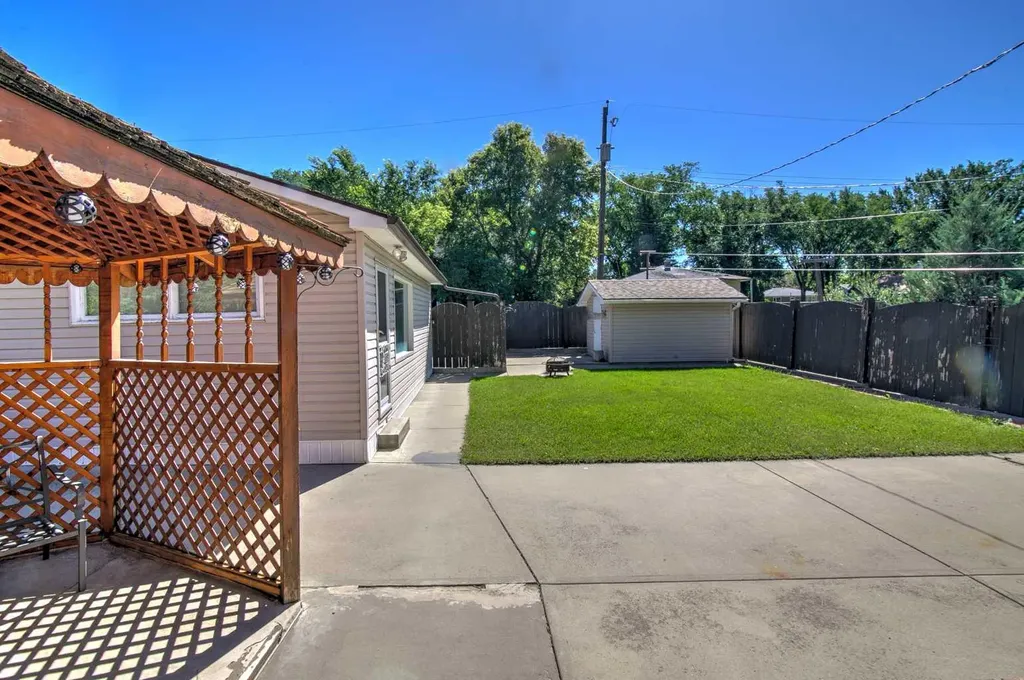 735 17 Street N Lethbridge AB T1H 3E2