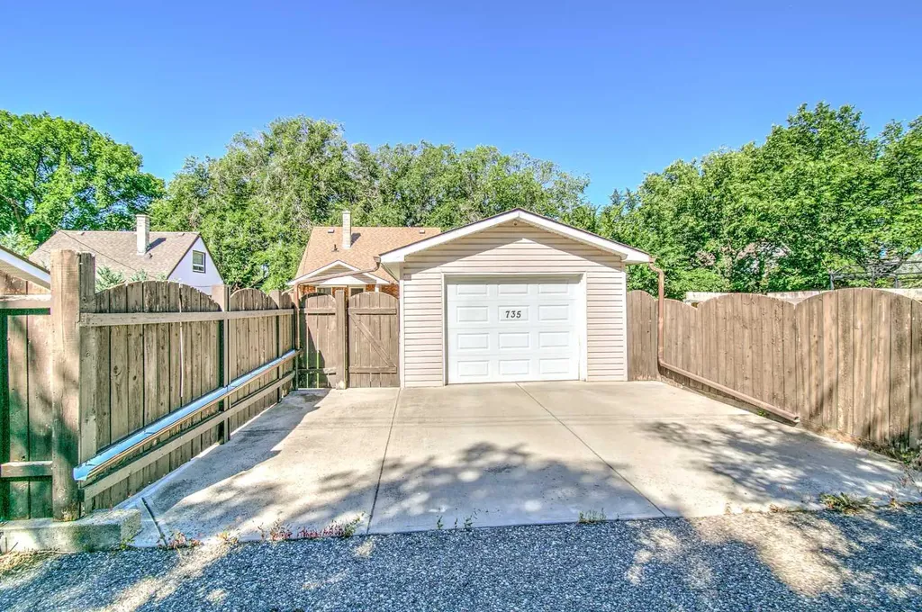 735 17 Street N Lethbridge AB T1H 3E2