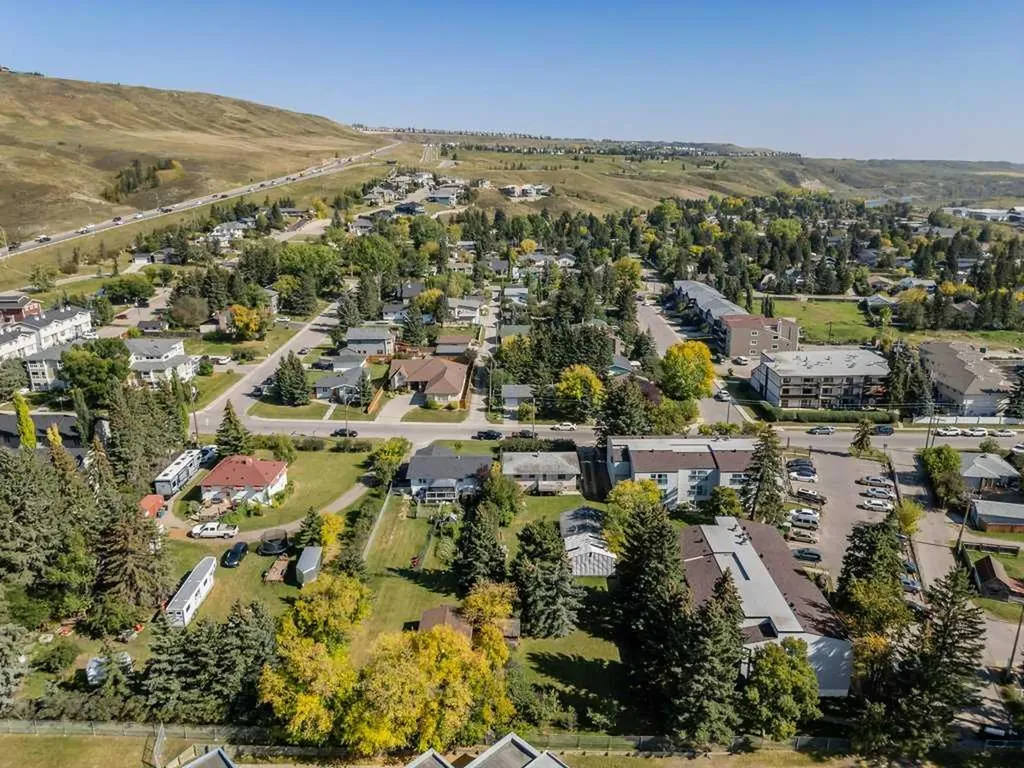217 Ross Avenue Cochrane AB T4C1C9