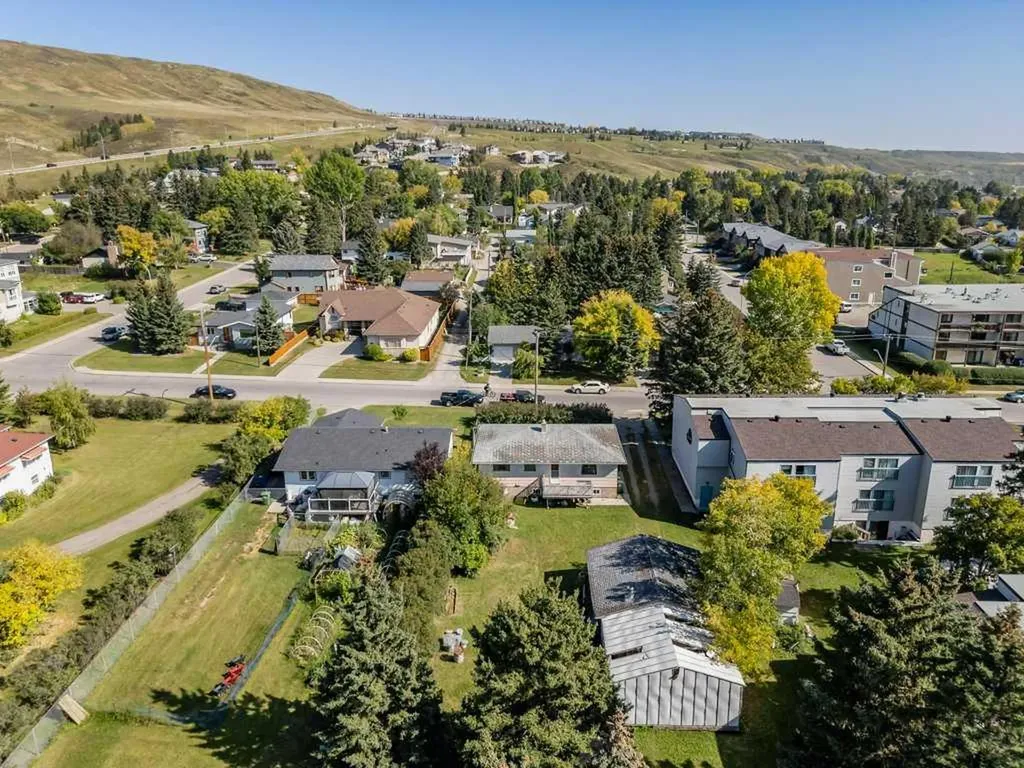 217 Ross Avenue Cochrane AB T4C1C9