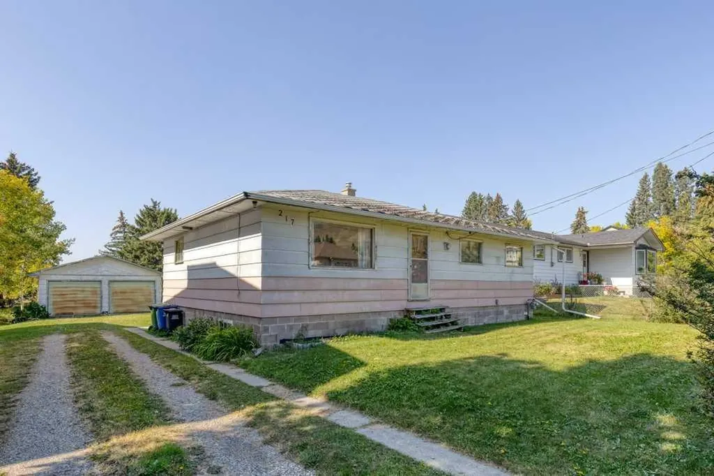217 Ross Avenue Cochrane AB T4C1C9