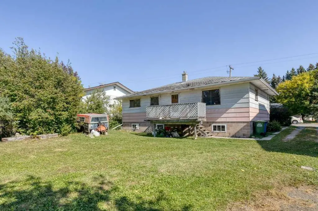 217 Ross Avenue Cochrane AB T4C1C9
