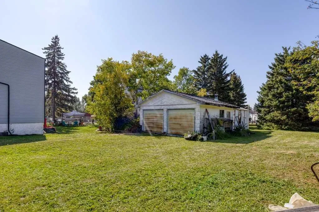217 Ross Avenue Cochrane AB T4C1C9