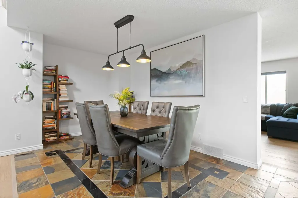 81 Royal Crest Terrace NW Calgary AB T3G 4M2