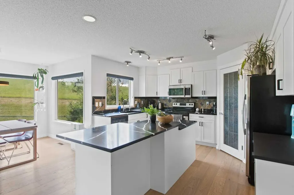 81 Royal Crest Terrace NW Calgary AB T3G 4M2