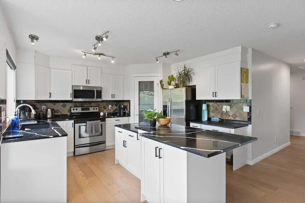 81 Royal Crest Terrace NW Calgary AB T3G 4M2