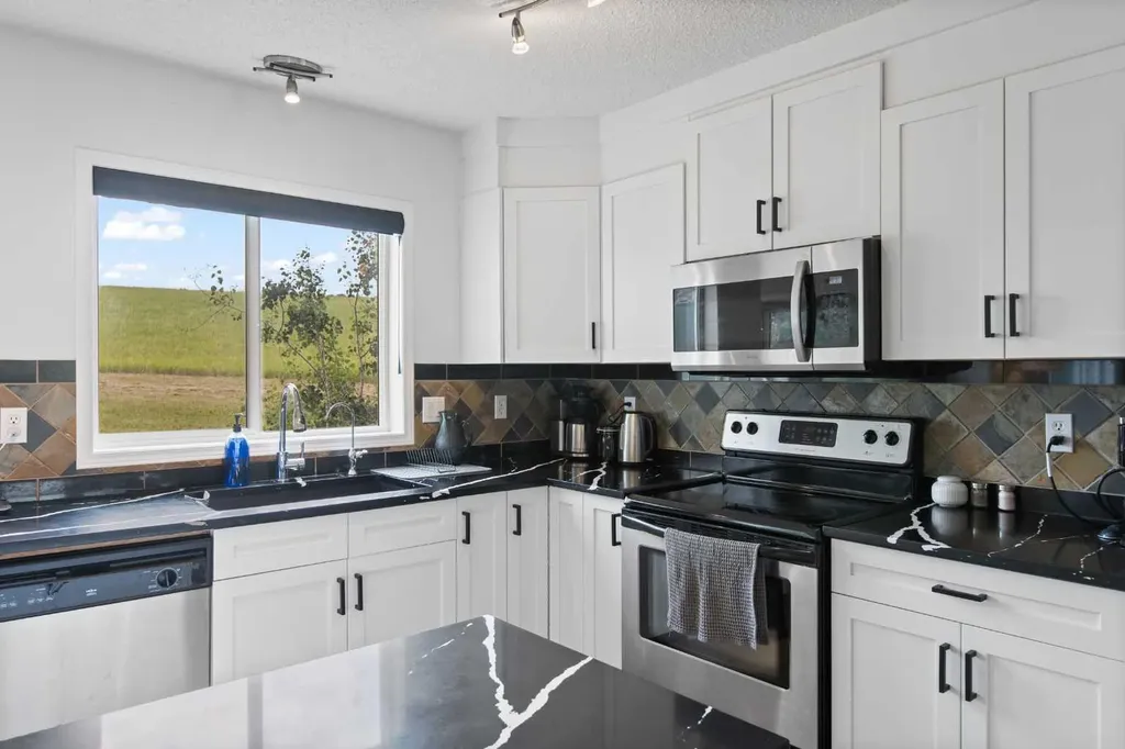 81 Royal Crest Terrace NW Calgary AB T3G 4M2