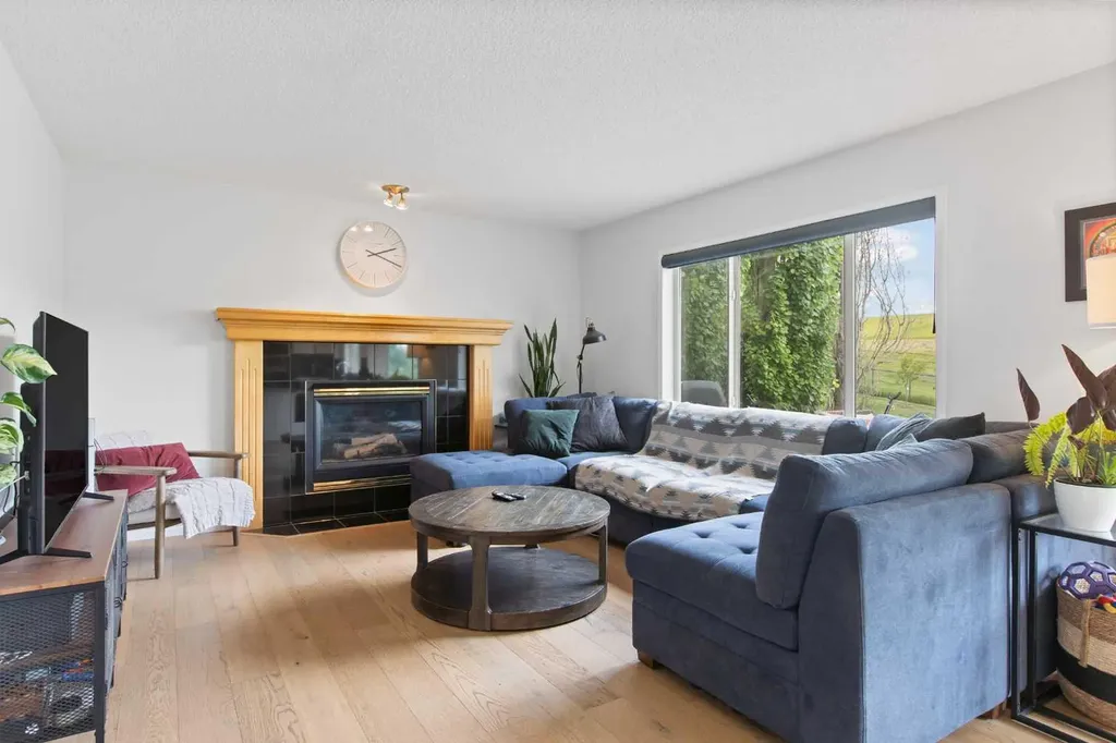 81 Royal Crest Terrace NW Calgary AB T3G 4M2