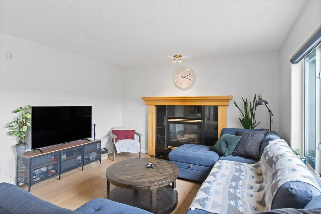 81 Royal Crest Terrace NW Calgary AB T3G 4M2