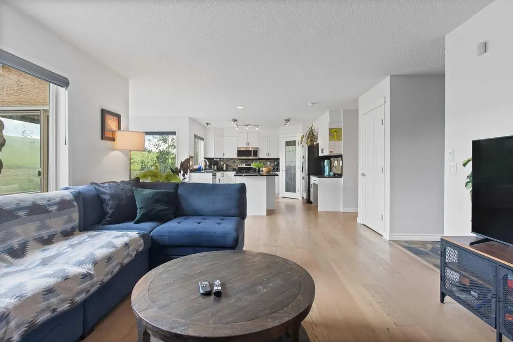 81 Royal Crest Terrace NW Calgary AB T3G 4M2