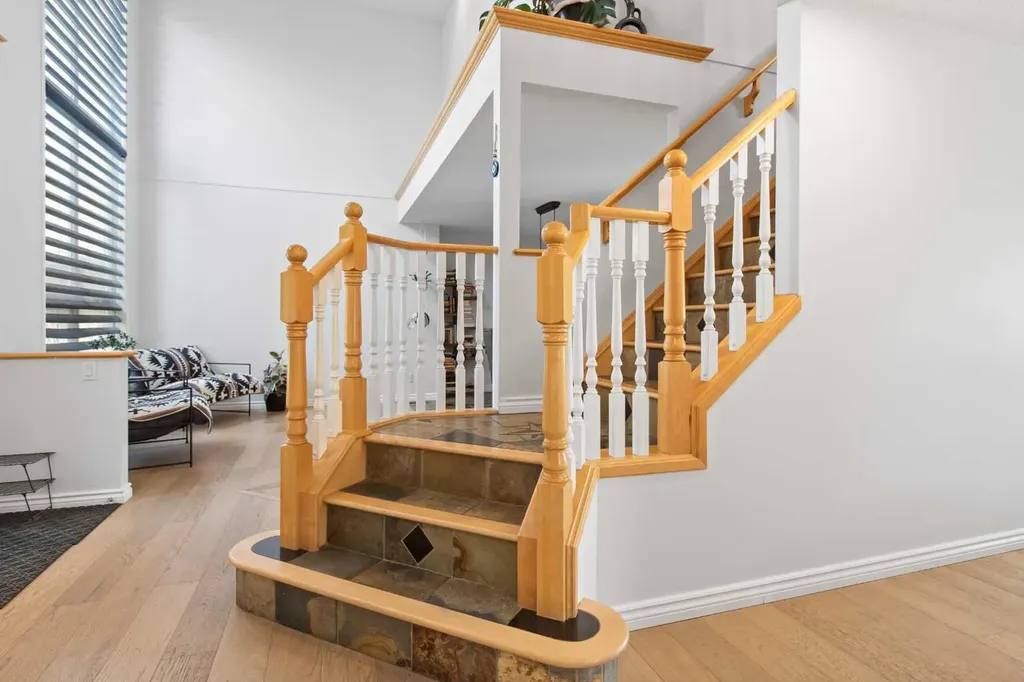 81 Royal Crest Terrace NW Calgary AB T3G 4M2