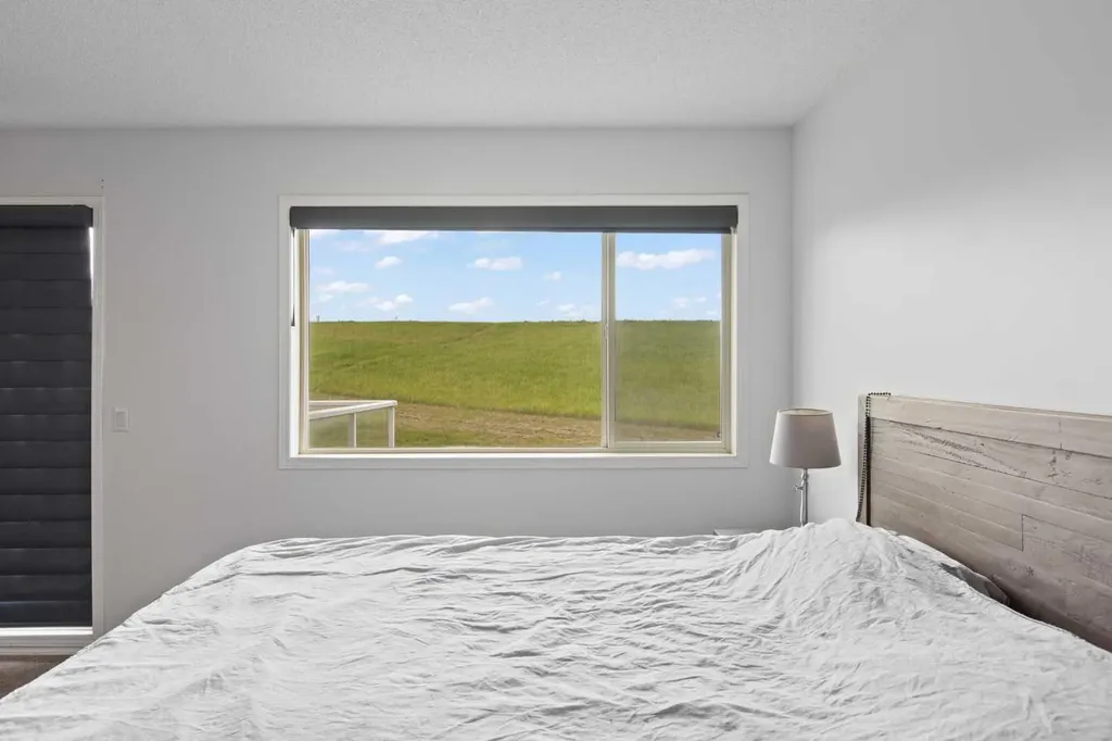 81 Royal Crest Terrace NW Calgary AB T3G 4M2