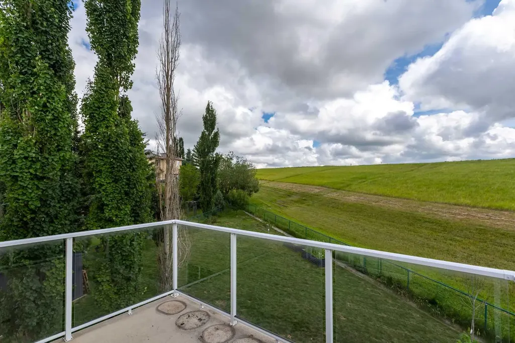 81 Royal Crest Terrace NW Calgary AB T3G 4M2