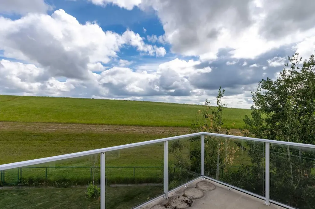 81 Royal Crest Terrace NW Calgary AB T3G 4M2