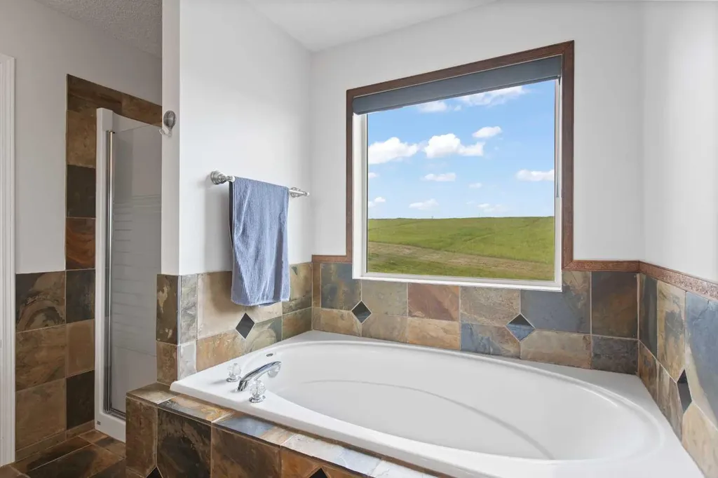 81 Royal Crest Terrace NW Calgary AB T3G 4M2