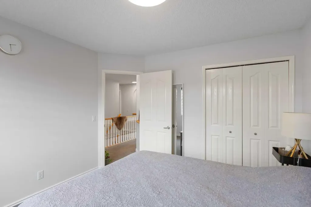 81 Royal Crest Terrace NW Calgary AB T3G 4M2