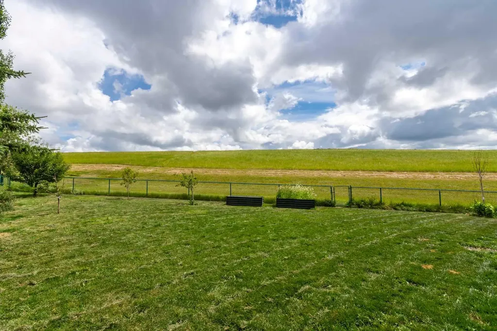 81 Royal Crest Terrace NW Calgary AB T3G 4M2