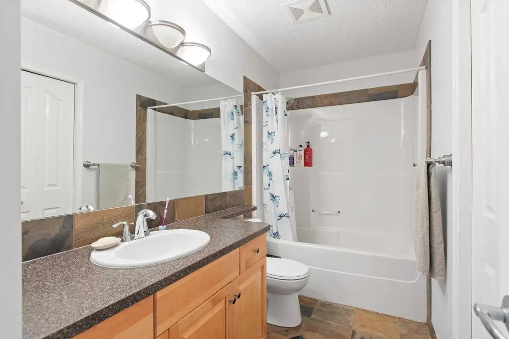 81 Royal Crest Terrace NW Calgary AB T3G 4M2
