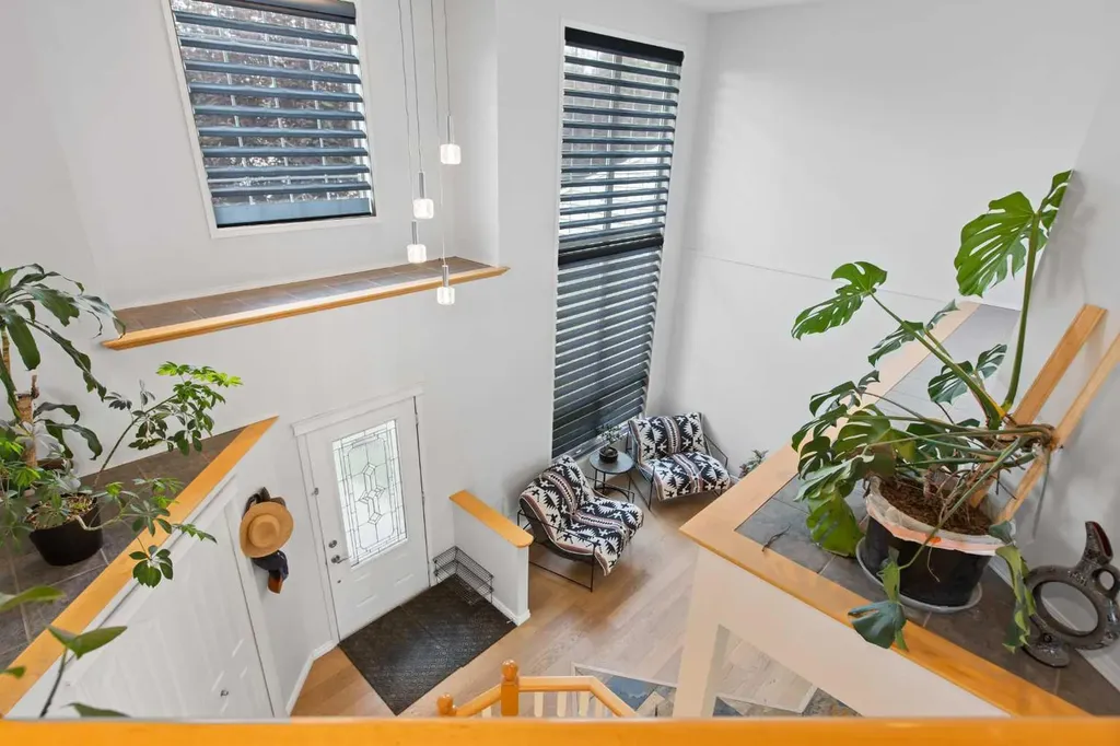 81 Royal Crest Terrace NW Calgary AB T3G 4M2