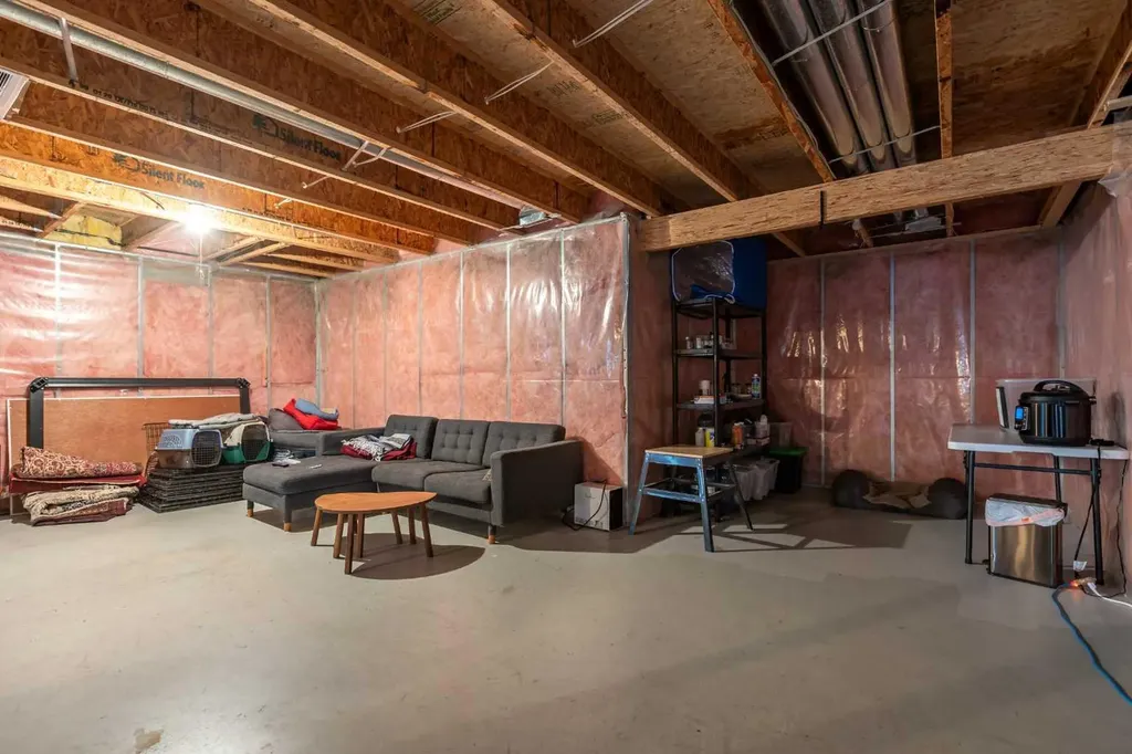 81 Royal Crest Terrace NW Calgary AB T3G 4M2