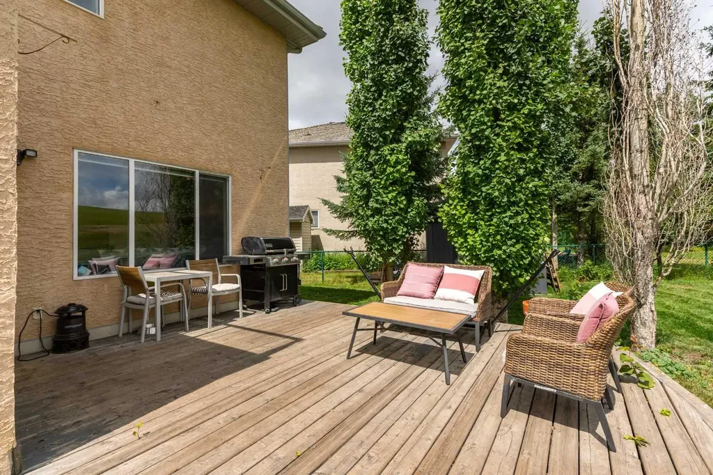 81 Royal Crest Terrace NW Calgary AB T3G 4M2