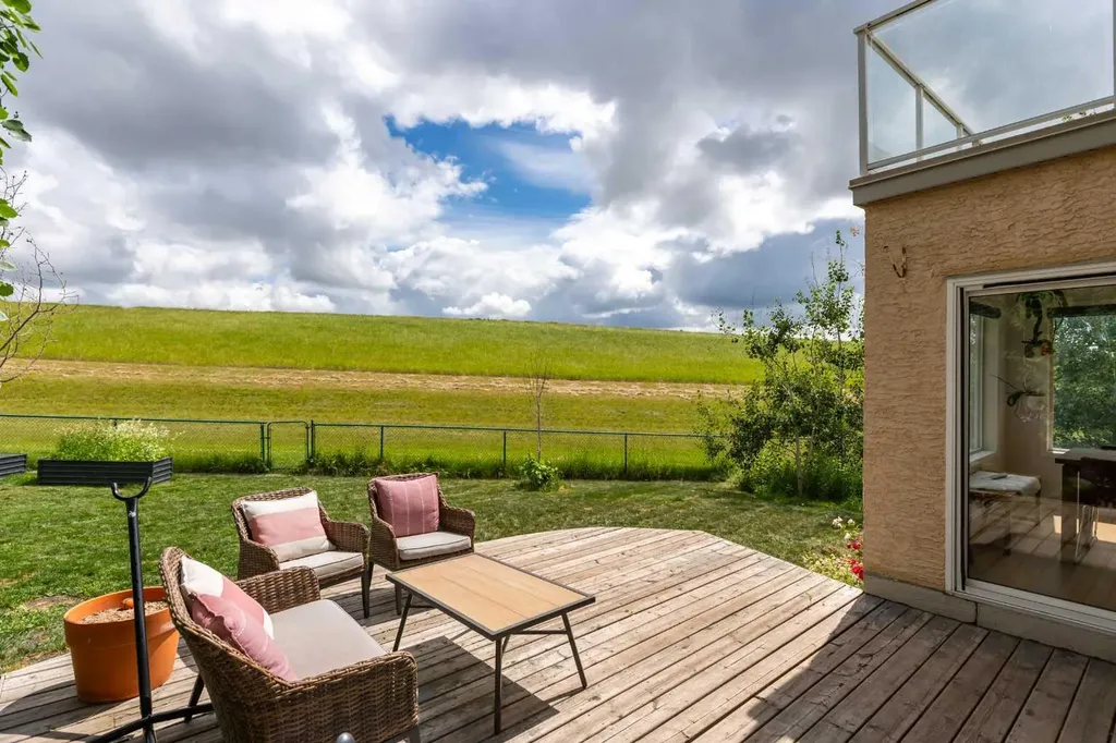 81 Royal Crest Terrace NW Calgary AB T3G 4M2